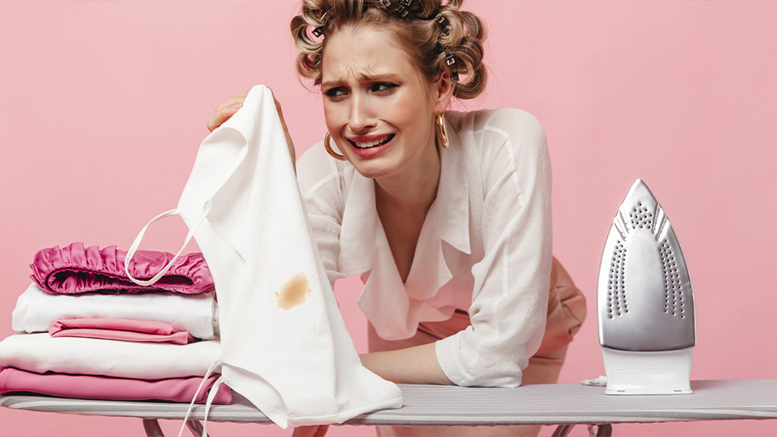 Почему после глажки утюгом остаются разводы на одежде?