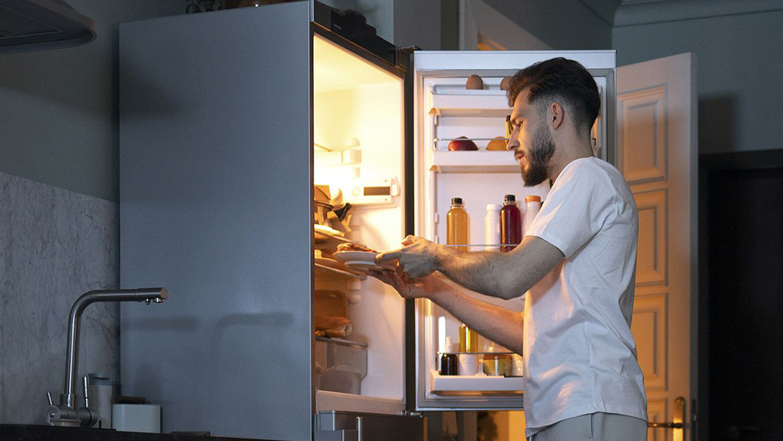 можно ли ставить горячее в холодильник