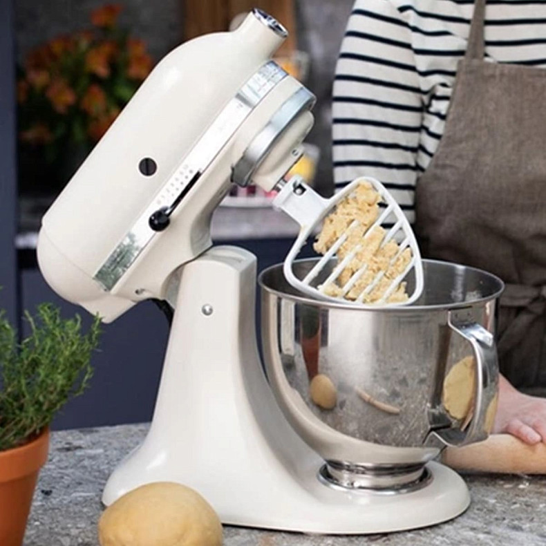 Кухонный комбайн KitchenAid Artisan 4,8 л 5KSM175PSEAC с откидным кремовым кремом.