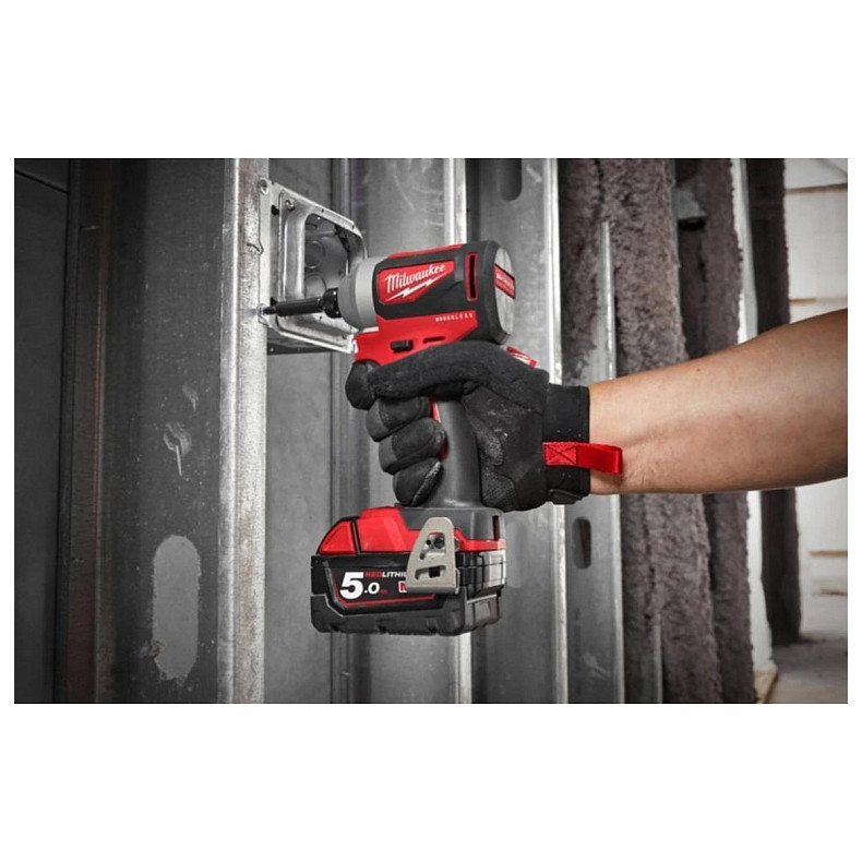 Винтоверт ударный аккумуляторный Milwaukee M18 BLID2-0X