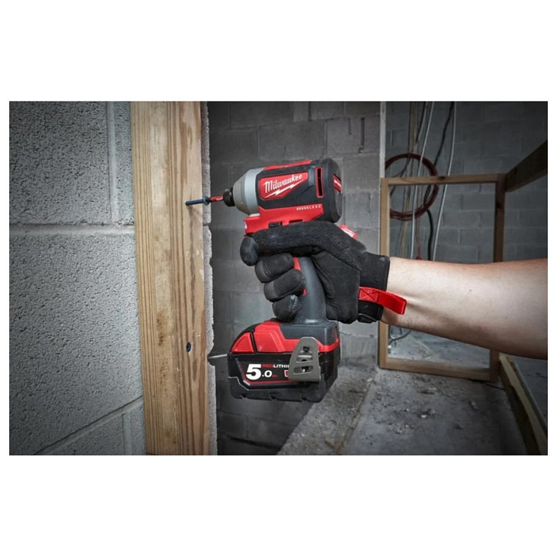 Винтоверт ударный аккумуляторный Milwaukee M18 BLID2-0X