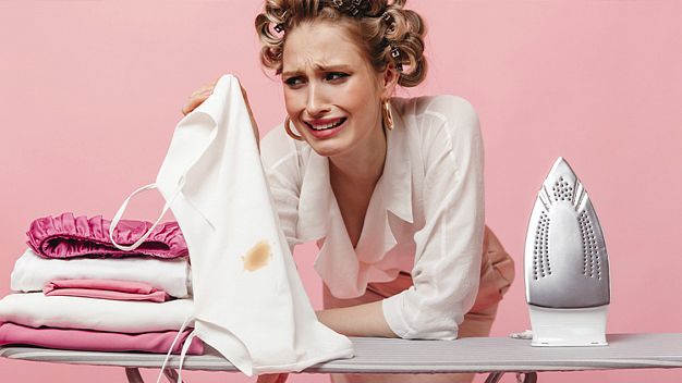 Почему после глажки утюгом остаются разводы на одежде?