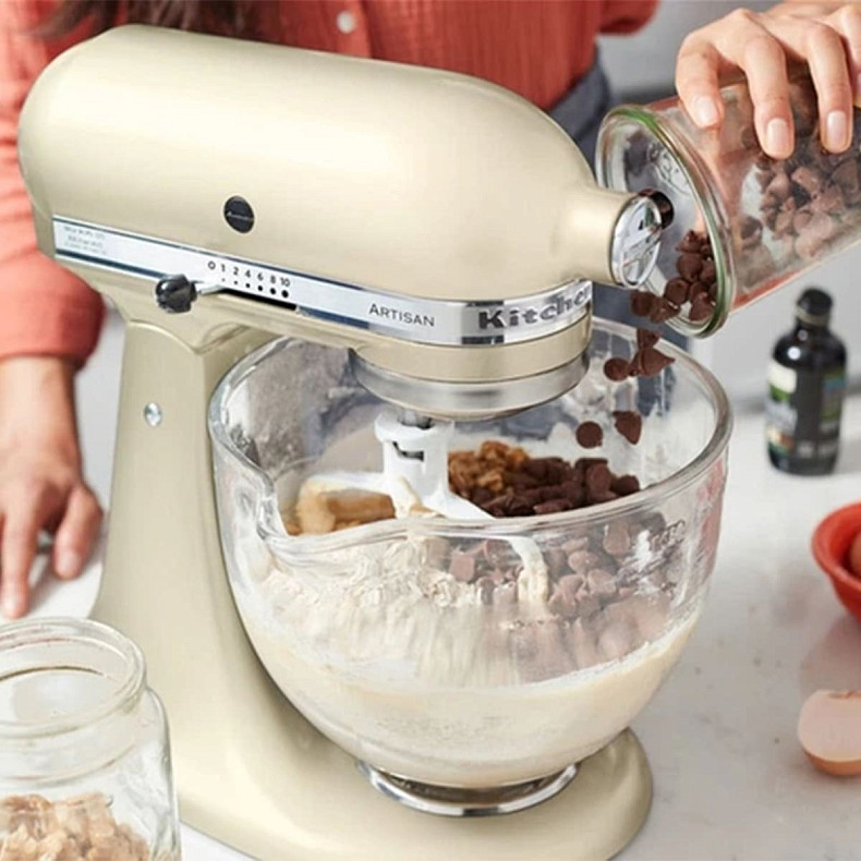 Кухонный комбайн KitchenAid Artisan 4,8 л 5KSM125EAC с откидным кремовым кремом.
