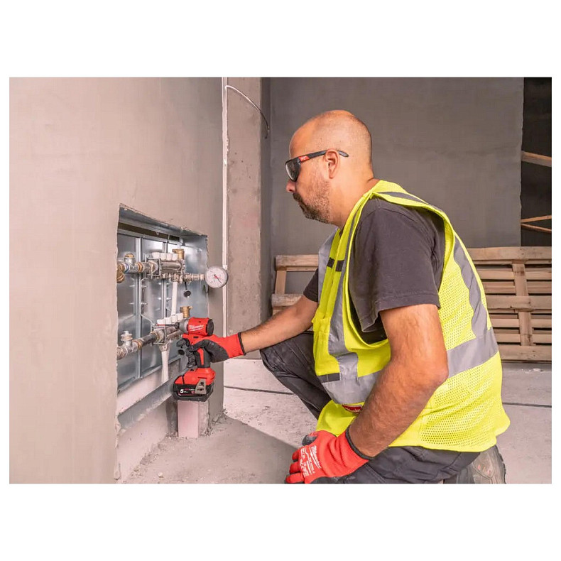 Винтоверт ударный аккумуляторный Milwaukee M18 BLIDRC-402C