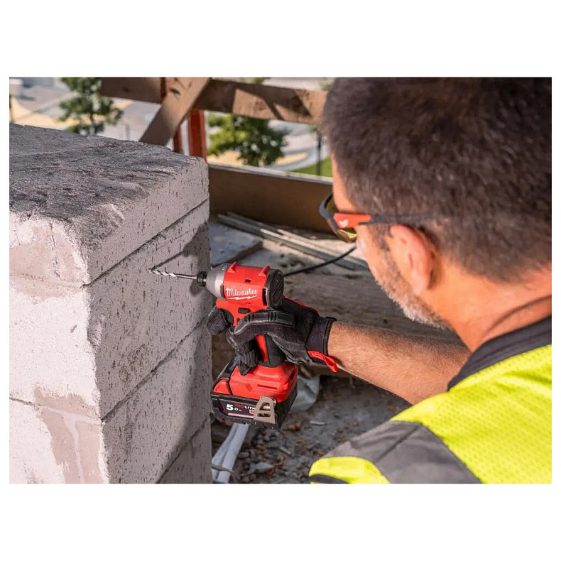 Винтоверт ударный аккумуляторный Milwaukee M18 BLIDRC-402C