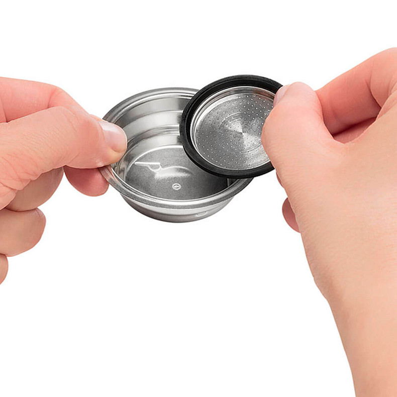 Кофеварка рожковая Delonghi Dedica EC 685.M