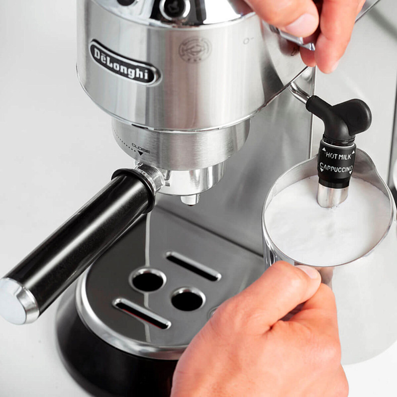 Кофеварка рожковая Delonghi Dedica EC 685.M