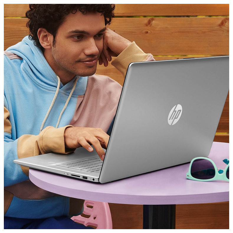 Ноутбук HP 17-cp2039ru 17.3" FHD IPS AG, AMD R5-7520U, 16GB, F1TB, UMA, DOS, серебристый