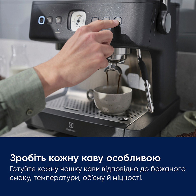Кофеварка эспрессо Electrolux E8EC1-8BP, черная