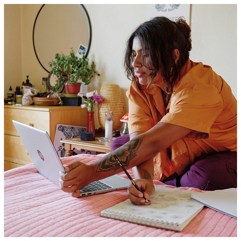 Ноутбук HP 15-fc0312ua 15.6" FHD IPS AG, AMD R5-7520U, 16GB, F512GB, UMA, DOS, сріблястий