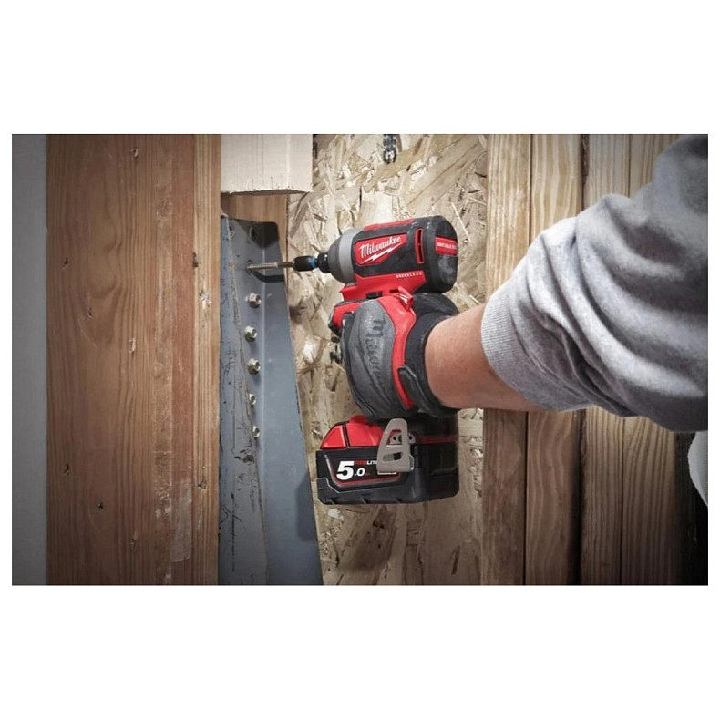 Винтоверт ударный аккумуляторный Milwaukee M18 BLID2-0X