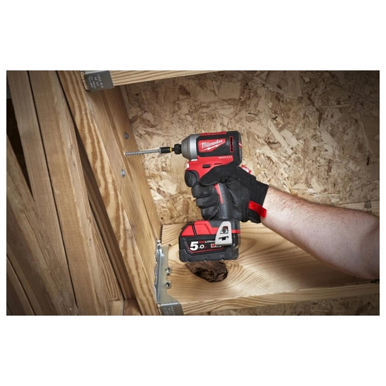 Винтоверт ударный аккумуляторный Milwaukee M18 BLID2-0X