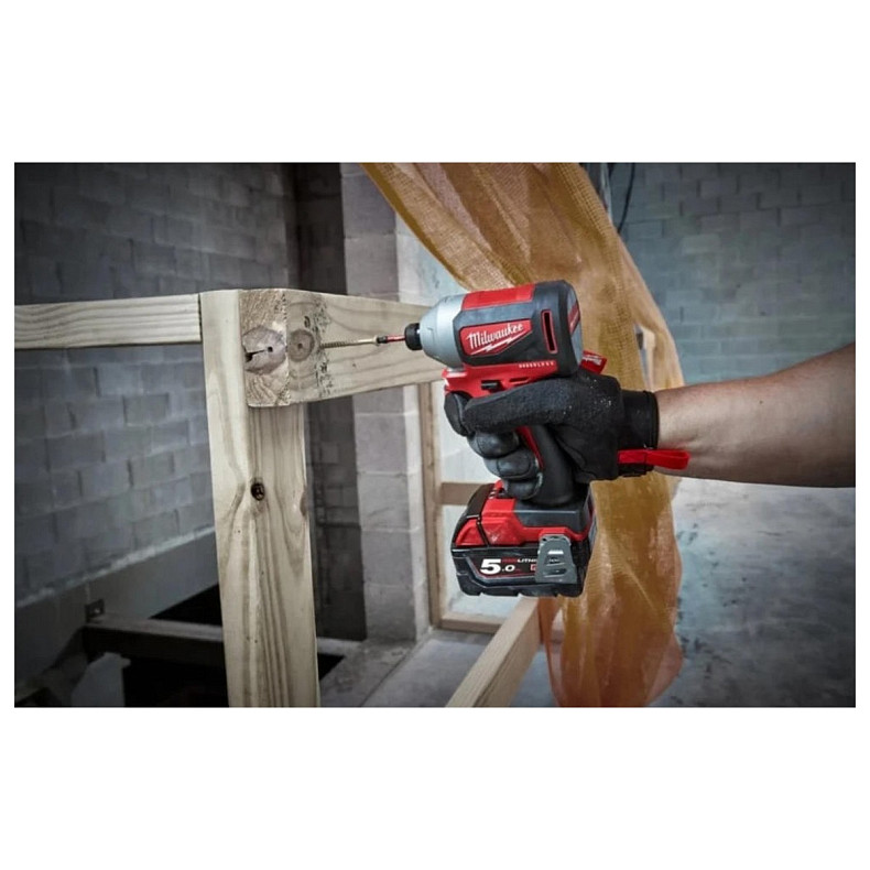 Винтоверт ударный аккумуляторный Milwaukee M18 BLID2-0X