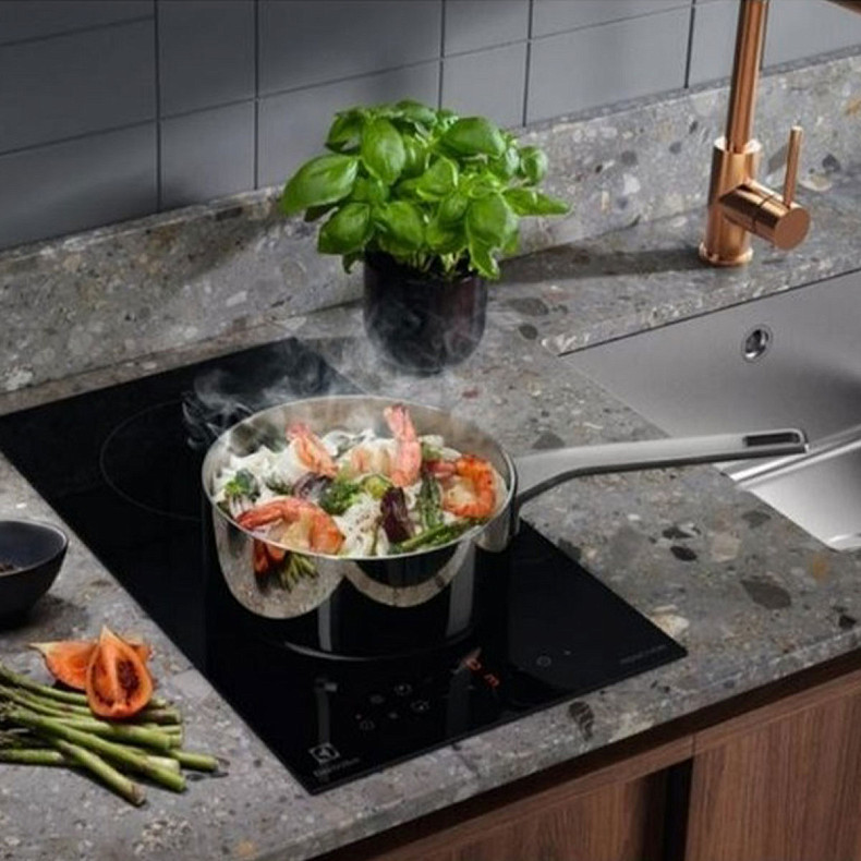 Варильна поверхня електрична Electrolux LIT30230C