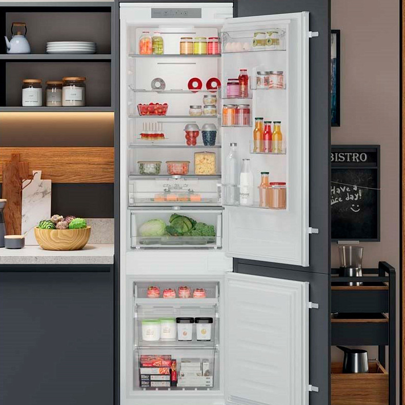 Холодильник встраиваемый Hotpoint-Ariston HAC20T321